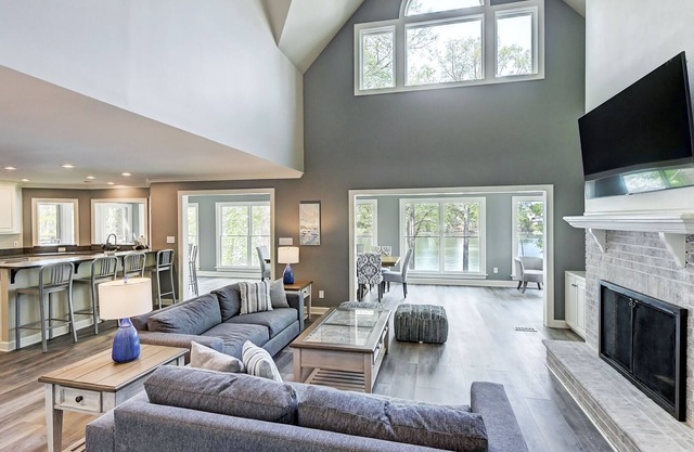 The Homestead | Sunsets Galore! renovated house - sleeps 16 | Fire Pit