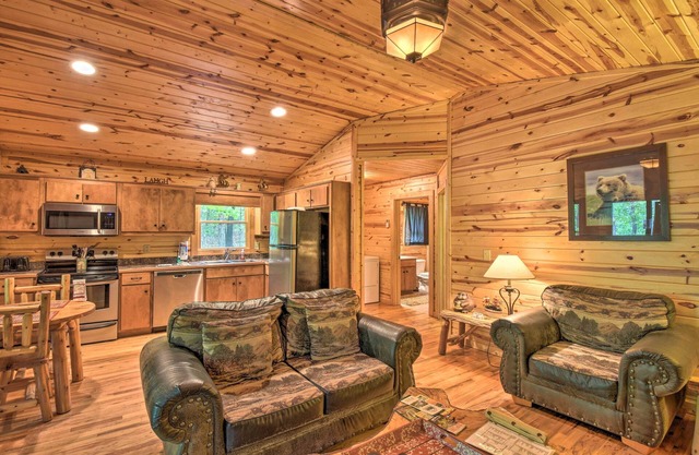 ‘The HoneyBee’ Cabin w/Private Porch + Hot Tub