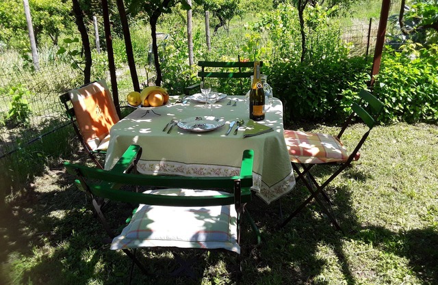 THE HOUSE OF THE ROSES Umbrian countryside, delightful vacation home, rose garden orchard