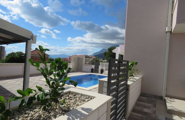 The house with 6 bedrooms, 5 bathrooms, 3 cakes, 3 single rooms and 3 living rooms, 2 terrace, pool, priv. park