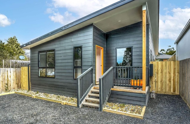 The house with the orange door, Inverloch