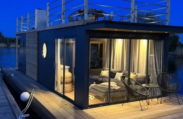 The Houseboat Astrid