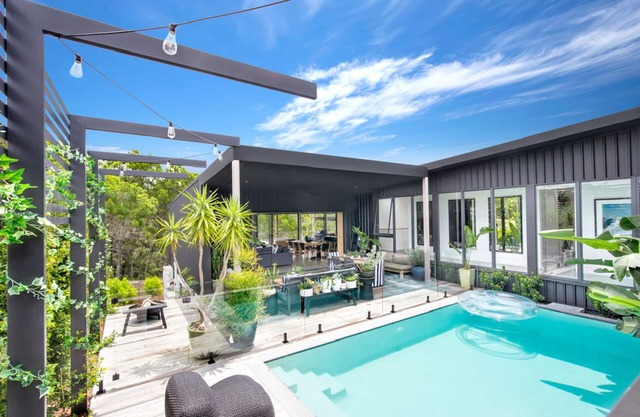 The Hub House - New modern house close to beach & shops