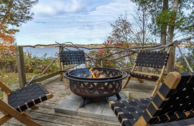 The Hudson Guest House | Waterfront with Hot Tub
