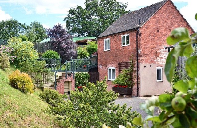 The ideal base for touring. Secluded rural setting on the edge of Shrewsbury!