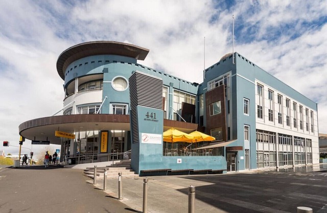 The ideal city escape w onsite carpark!
