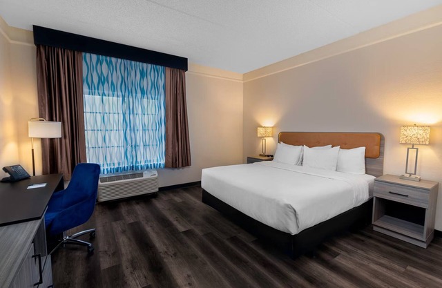 The Ideal Escape for Business or Pleasure: Pool, Near Attractions, Parking