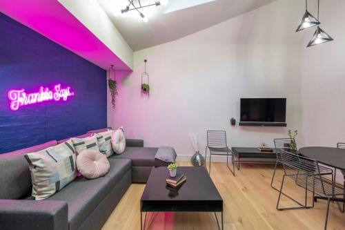 The Insta Playhouse - Covent Garden - by Frankie Says