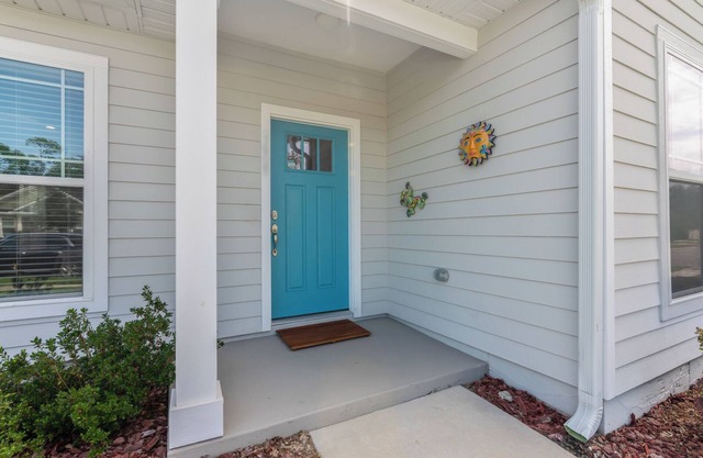 The Island House: Charming island inspired 3-bedroom house in Gainesville