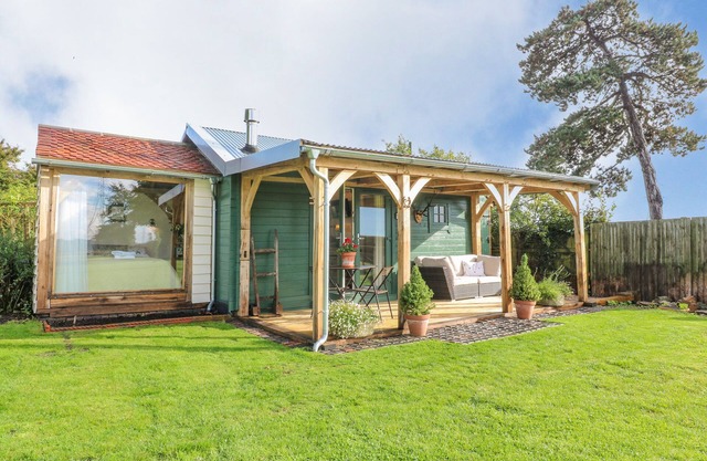 THE JENNY WRENNERY, romantic, character holiday cottage in Rugeley