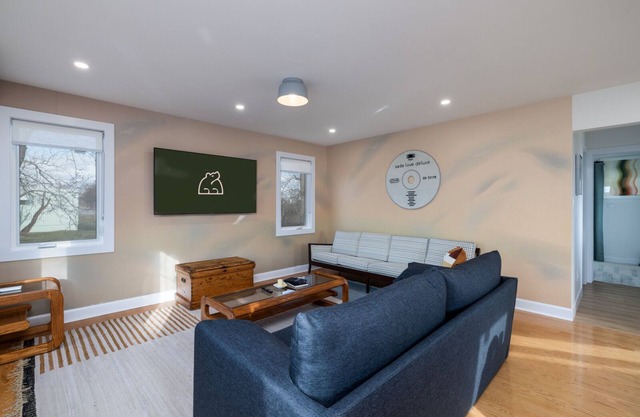 The Jones House | 4 Person Hotel-Style