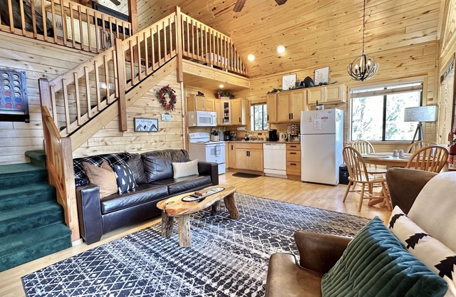 The Juniper Grove | Loft & Private Hot Tub!