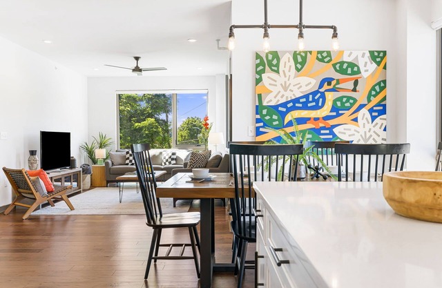The Kingfisher - Fantastic 2-bedroom condo with mural, elevator, and WFH setup