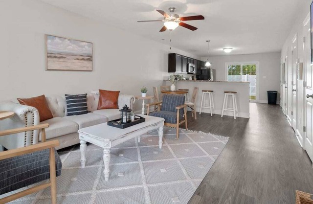 The KINGS Suite Sleeps 6 2Bedroom 2 1/2 Bath