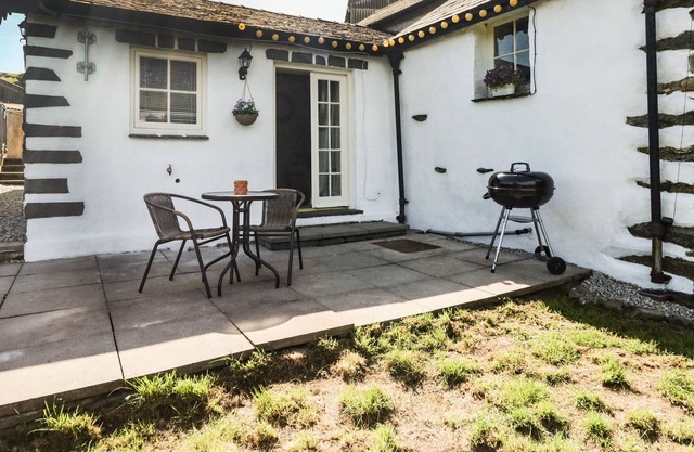 THE KNITTLE ANNEX, pet friendly, with a garden in Grizebeck