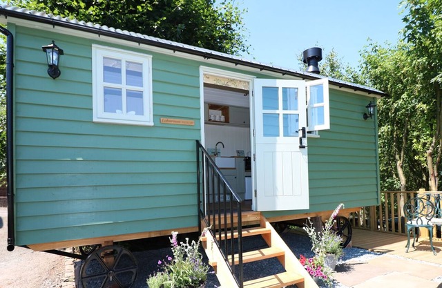 THE LABURNUM RETREAT, with hot tub in Upper Hulme