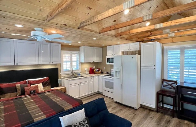 The Lake Alfred Citrus Wood Guest Cabinnn