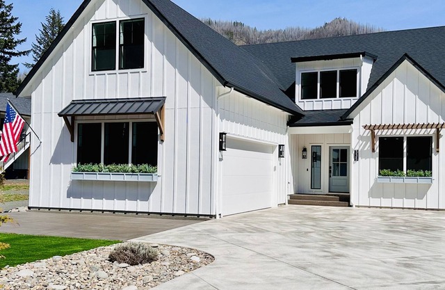 The Lake House at Detroit Lake - Walk to Lake & backyard access to city park!