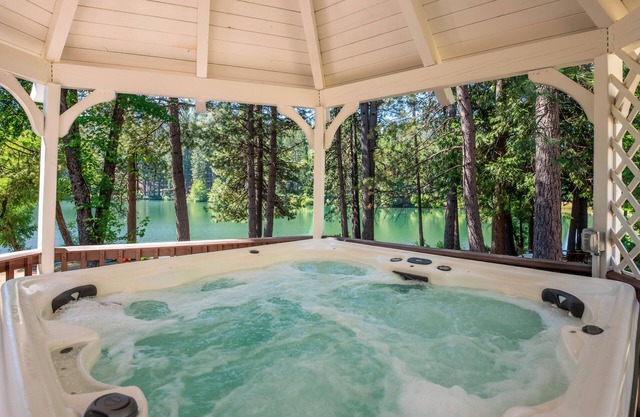 The Lake House - Beachfront w/AC & Hot tub available!