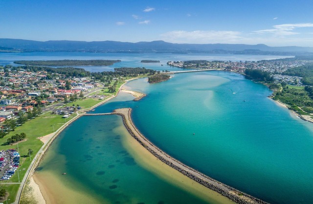 The Lake House - Convenient location close to Reddall Reserve & Lake Illawarra