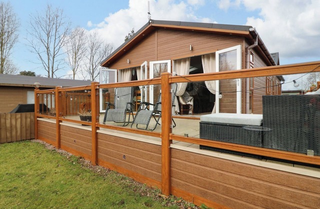 THE LAKE HOUSE, pet friendly, character holiday cottage in Barkston