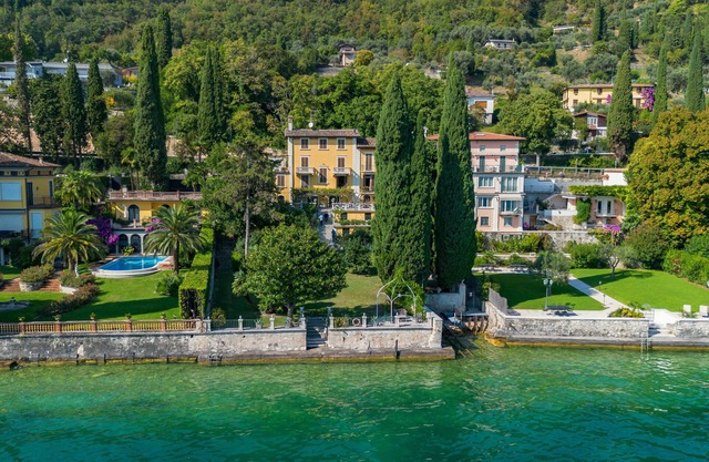 The Lake is Our Pool ♡ Frontlake Villa & Park/Sleeps 12 +1 Baby/Pet Friendly