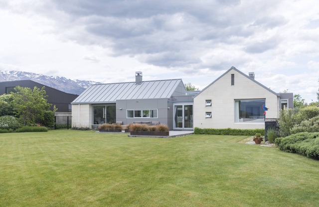 The Lakehouse - Cromwell Holiday Home