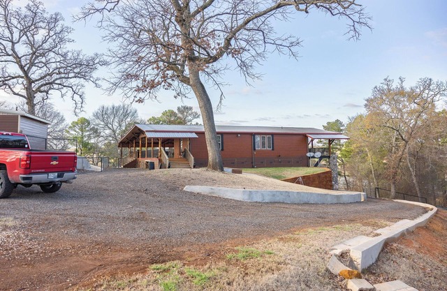 The Lakeside Lodge On 3 Acres - Sleeps 20 - 1 Minute Walk to Lake - Pet Friendly