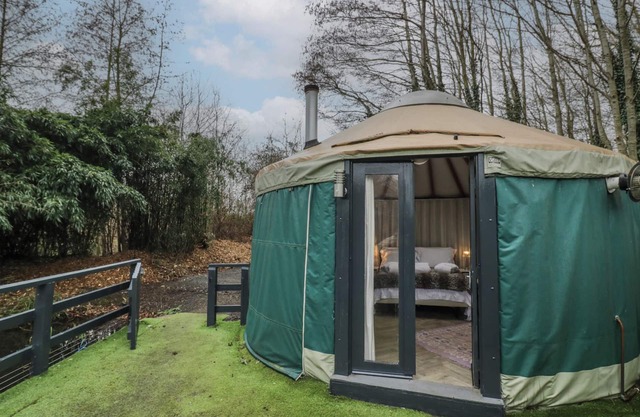 THE LAKESIDE YURT, pet friendly, with hot tub in Beckford