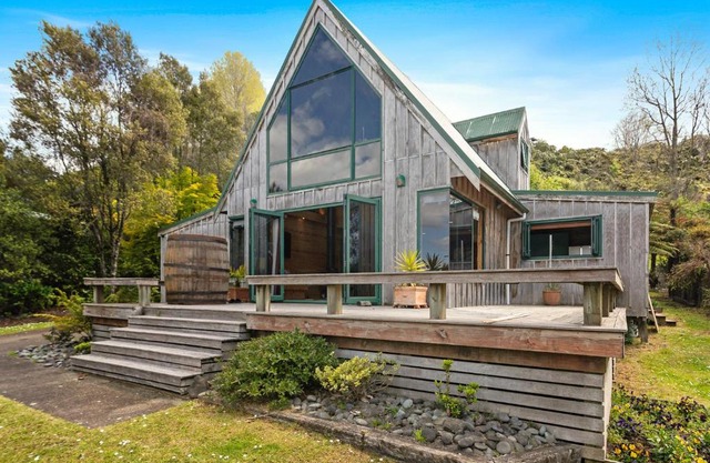 The Lakeview Chalet - Lake Tarawera Holiday Home
