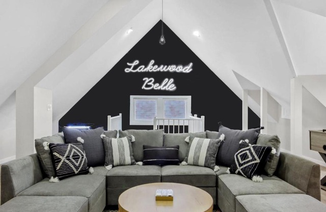 The Lakewood Belle: Family Friendly Home 10 minutes to Downtown!