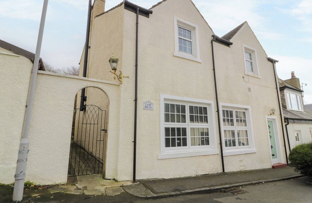 THE LAMPHOUSE, pet friendly, character holiday cottage in Stranraer