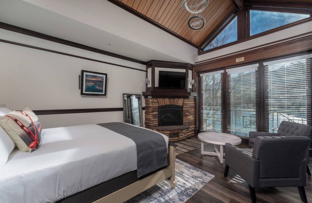 The Landing 212 Balcony w/lake views!