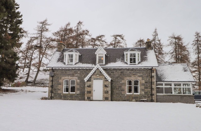 THE LARCHES, pet friendly, character holiday cottage in Kingussie