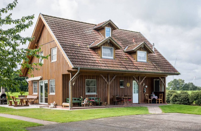 The Large Guest House with Pool, Wi-Fi and Garden; (Pet Friendly)