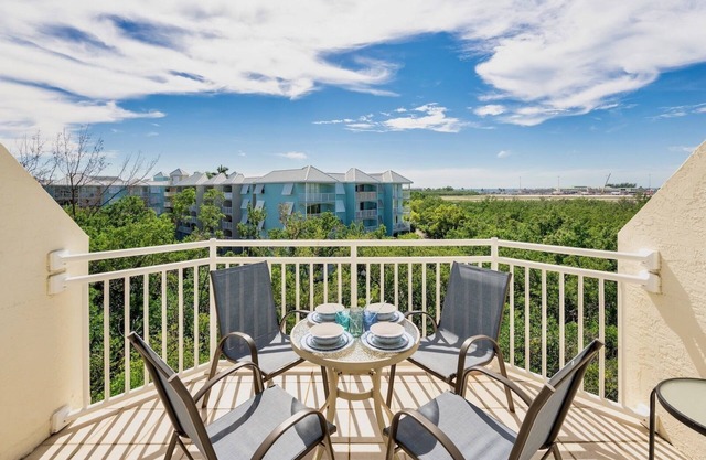 *THE LARK’S LANDING @ SUNRISE SUITES* Condo & Pool + LAST KEY SERVICES…
