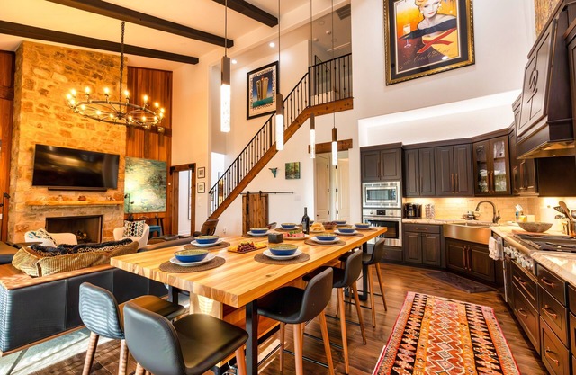 The Latigo, Luxury River Front, Gruene TX Getaway! Huge outdoor lounging area!