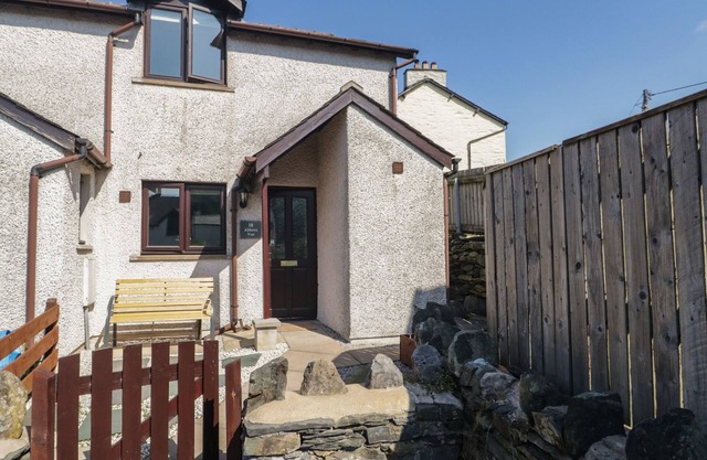 THE LAURELS, family friendly, with a garden in Backbarrow