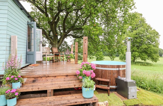 THE LAZY MARE BY THE WATER, romantic, with hot tub in Abbots Bromley
