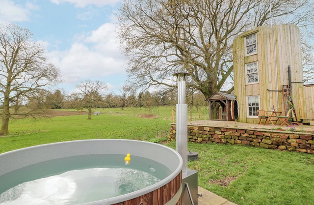 THE LAZY SQUIRE BY THE WATER, romantic, with hot tub in Rugeley