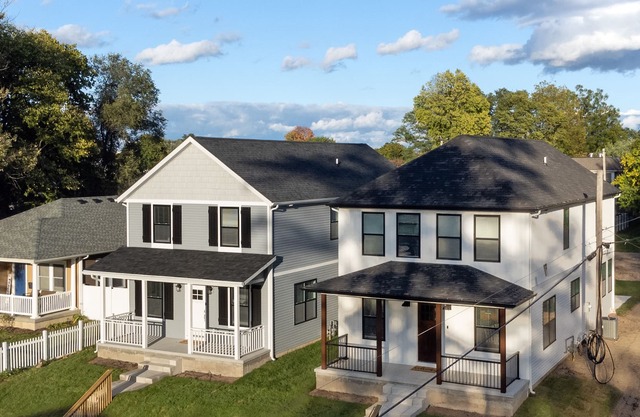 The Legacy House - Brand new 6/5.5 home, 15-minute walk from Notre Dame.