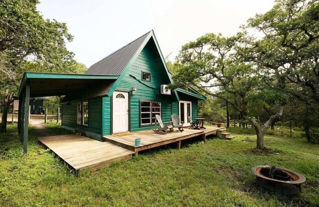 The Library - A Hill Country Cottage