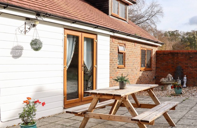 THE LITTLE ABBEY, romantic, character holiday cottage in Broad Oak