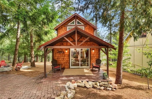 The Little Bear Cabin - Tiny Romantic Cabin in the Woods!