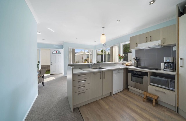 The Little Blue House - Half Moon Bay Holiday Home