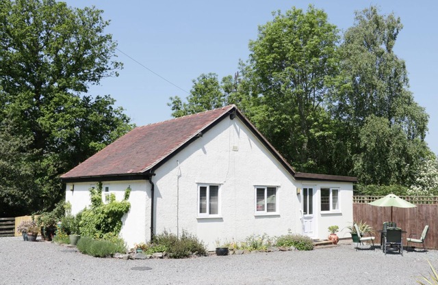 THE LITTLE DINGLE, family friendly, with a garden in Church Stretton