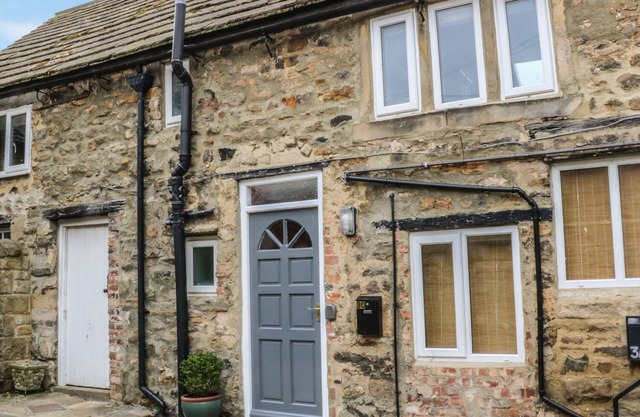 THE LITTLE FLAT, pet friendly, with a garden in Barnard Castle