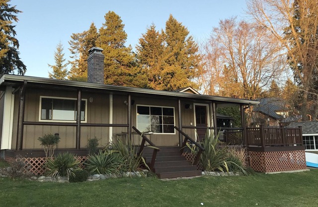 The Little Lodge 3 bed 1 1/2 bath" private 100' no bank lakefront with dock