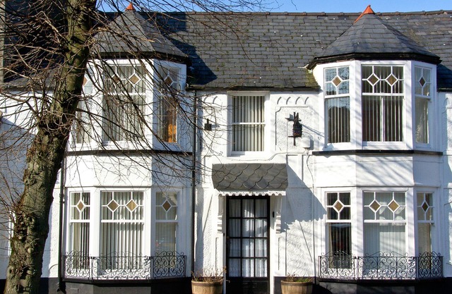 THE LITTLE WHITE HOUSE, pet friendly, with a garden in Bala