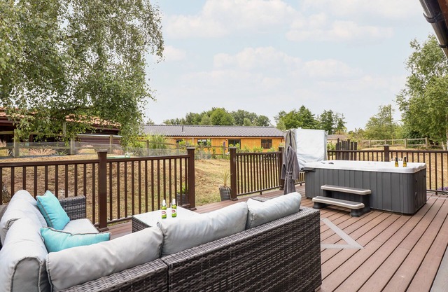 THE LODGE, family friendly, character holiday cottage in King's Lynn